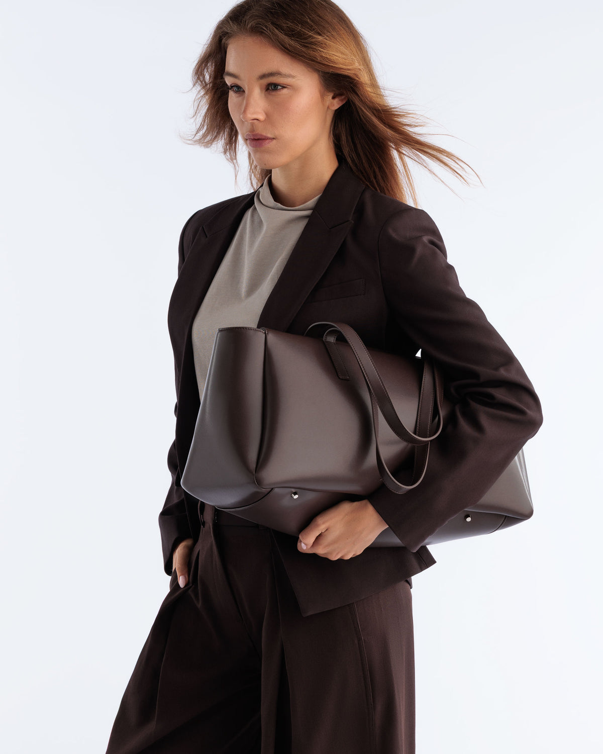 Model carrying the Peek Tote in Espresso