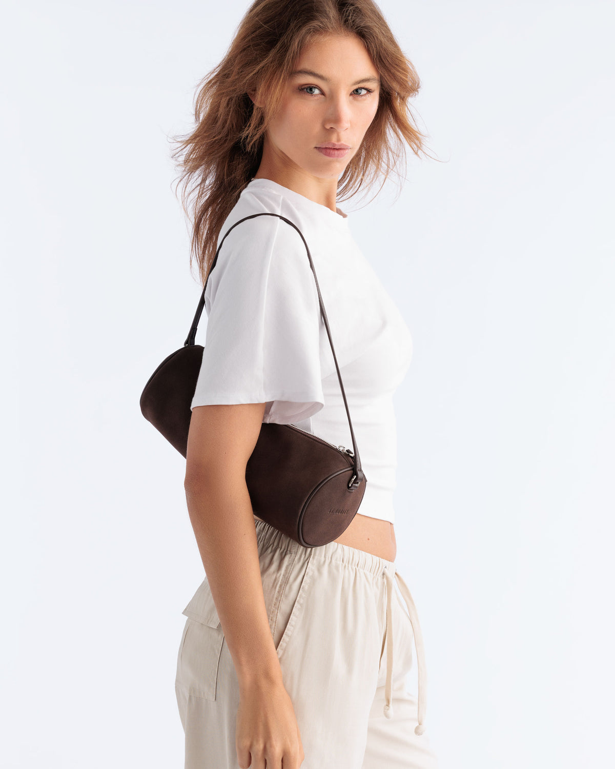 Model carrying the Barrel Bag in Brown