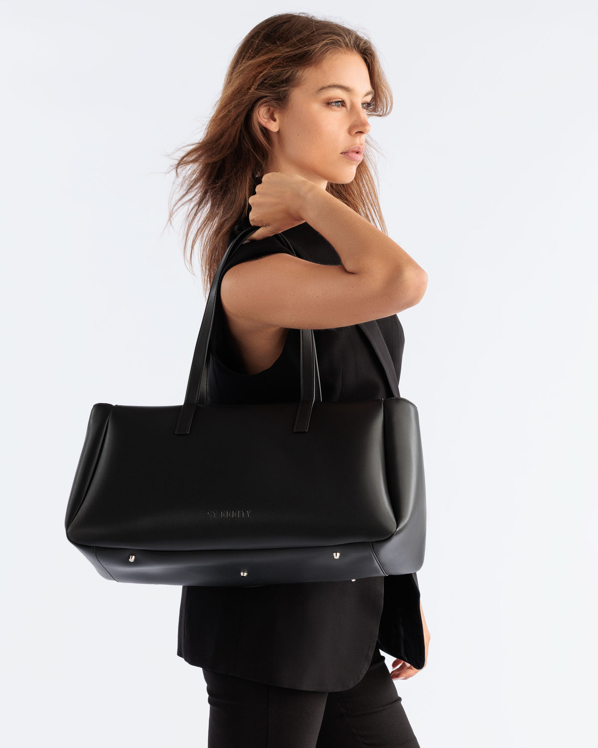 Model carrying the Peek Tote in Black