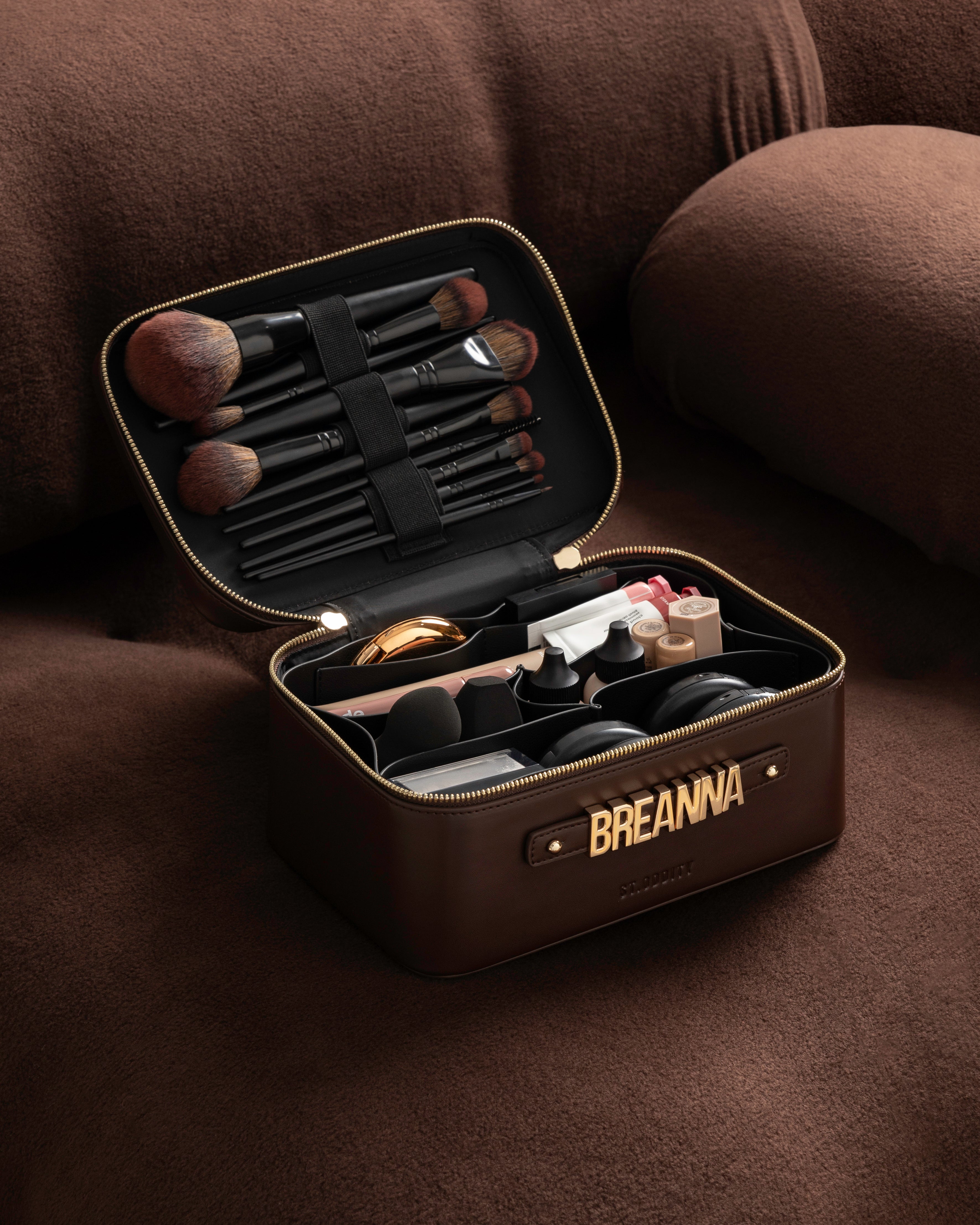 Vanity Case in Brown with Personalised Hardware – St. Oddity
